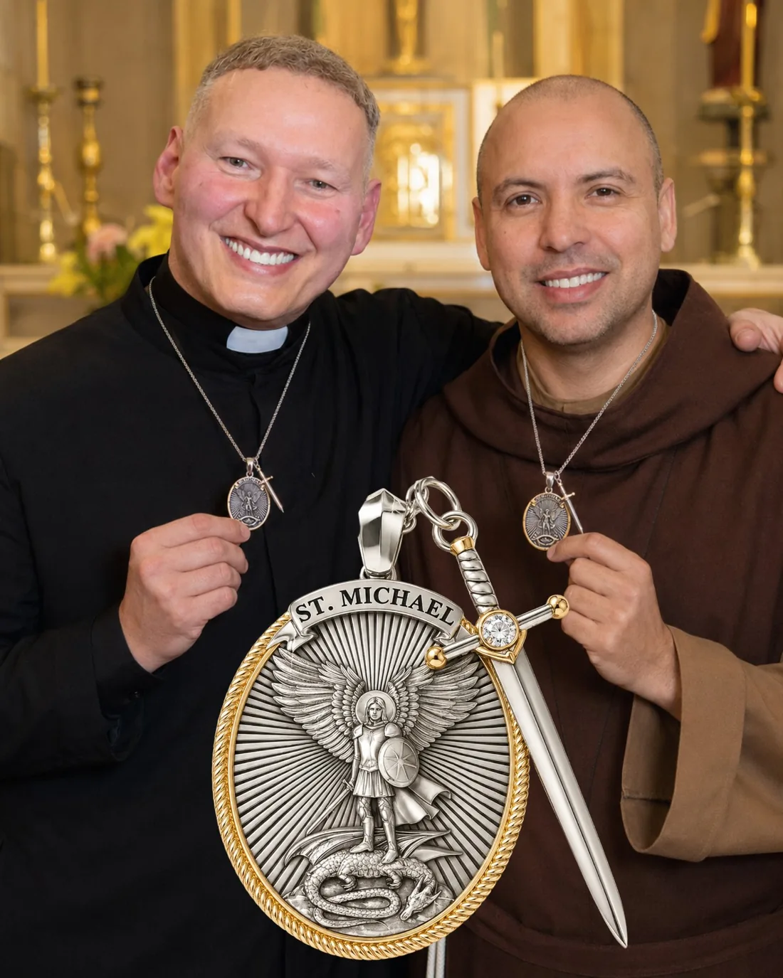 Dois religiosos sorrindo em comunhão dentro da igreja, cada um segurando o Colar de São Miguel Arcanjo