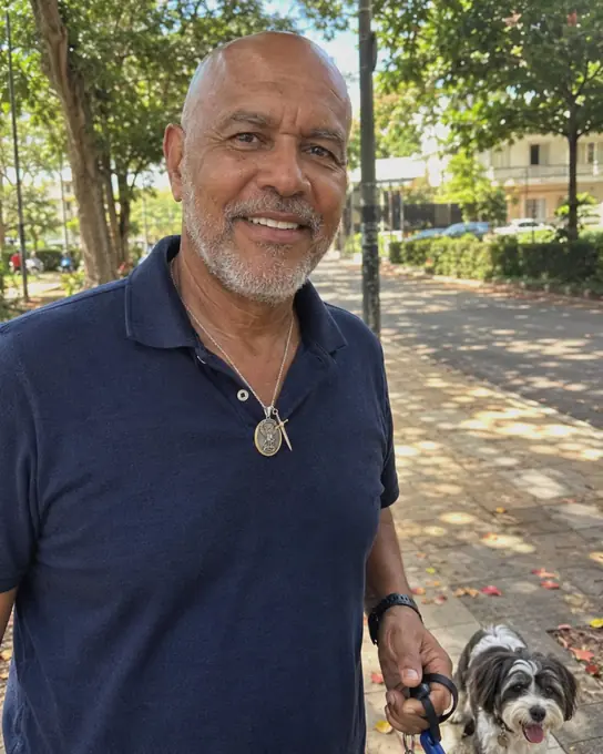 Devoto usando o Colar de São Miguel no dia a dia
